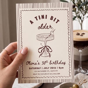 Op de afbeelding: Een rechthoekige verjaardagsuitnodiging met een crèmekleurige achtergrond en donkerbruine tekst en illustraties. De kaart bevat een afbeelding van een martiniglas met een strik, de tekst A TINI BIT older, Olivia's 30th birthday en evenementdetails.