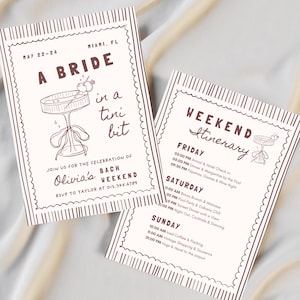 Può includere: Due biglietti d'invito color crema con bordo e testo bordeaux. Un biglietto recita "A Bride in a tini bit" con i dettagli dell'evento. L'altro biglietto elenca un itinerario del fine settimana. Entrambi i biglietti presentano un'illustrazione di martini.