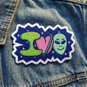 I Love Aliens Embroidered Patch, Space Planet Iron On Patch, Retro Sci-Fi Green Alien Badge, Cute Galaxy Applique for Denim Jacket, Bag