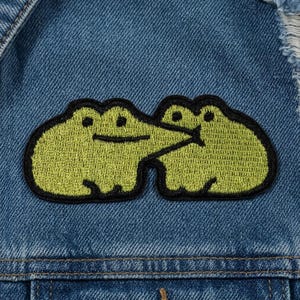 Funny Frog Love Iron On Patch - Cute Green Frogs "Boop" Embroidered Badge - Goblincore Aesthetic Applique for Denim Jeans, Backpacks, Hats