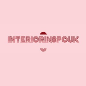 Può includere: Sfondo rosa chiaro con la scritta "INTERIORINSPOUK" in rosso, con un font in stile retrò. Sopra il testo c'è un semicerchio rosso e sotto un design rosso stilizzato. Il design è semplice e moderno.