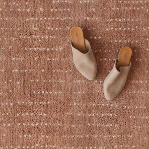 Pode incluir: Um conjunto de três canecas de cerâmica com acabamento fosco e salpicado. As canecas são em tons de creme, cinza claro e cinza escuro. Cada caneca tem um design simples e minimalista e uma alça arredondada.