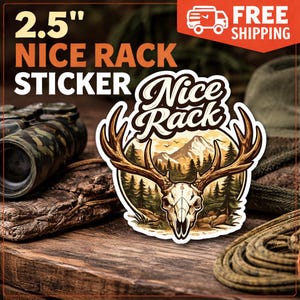 Puede incluir: Una pegatina de 6,35 cm con el texto "NICE RACK STICKER" en naranja y blanco. La pegatina presenta una calavera de ciervo con cuernos, un paisaje montañoso y las palabras "Nice Rack" en una fuente decorativa.