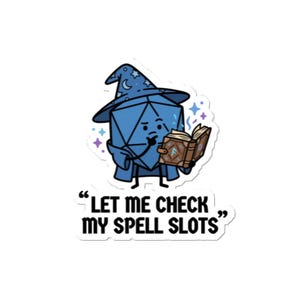 Puede incluir: Una pegatina con un dado D20 azul con un sombrero de mago y leyendo un libro. La pegatina tiene el texto "LET ME CHECK MY SPELL SLOTS" en negrita, letras negras. El dado tiene una expresión de sorpresa y está rodeado de estrellas.