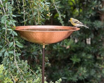 Baño para pájaros de cobre martillado a mano / Decoración de jardín con pátina envejecida, fuente de pedestal marroquí