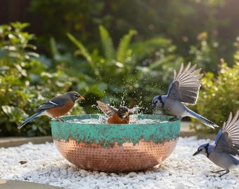 Baño para pájaros de cobre hecho a mano – Cuenco rústico de jardín con pátina verde para pájaros