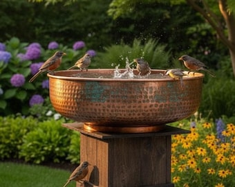 Baño para pájaros de cobre martillado con pedestal de madera rústica.