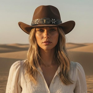 Western Cowboyhatt med Tjurskallespänne Vintage Solhatt i Konstfilt med Bred Brätte för Herrar och Damer Utomhus Ökenäventyr Lantlig Styl Fedora