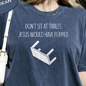 Puede incluir: Un letrero de madera rústica con la frase "Welcome to our home" en letras blancas. El letrero tiene un acabado envejecido, perfecto para la decoración de la puerta principal.