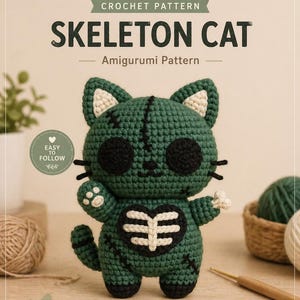 Könnte beinhalten: Ein gehäkeltes Amigurumi-Skelettkatze in Grün-, Schwarz- und Weißtönen. Die Katze hat ein herzförmiges Brustkorbdesign und der Text "SKELETON CAT" und "Amigurumi Pattern" werden über der Katze angezeigt. Die Worte "Easy to Follow" sind ebenfalls angezeigt.