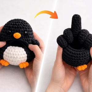 Könnte beinhalten: Ein gehäkelter Pinguin in Schwarz und Weiß mit orangefarbenen Füßen und Schnabel verwandelt sich in eine Handgeste. Der Pinguin hat einen weißen Bauch und wird in zwei Händen gehalten. Das zweite Bild zeigt den Pinguin, der sich in eine Hand verwandelt, die eine unhöfliche Geste macht.