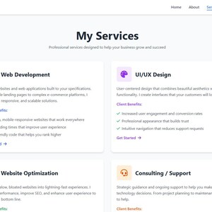 Pu&ograve; includere: Screenshot di un sito web intitolato "My Services" con quattro categorie di servizi: Sviluppo Web, UI/UX Design, Ottimizzazione del sito Web e Consulenza/Supporto. Ogni servizio ha una breve descrizione e i vantaggi per il cliente. Il sito web ha un design pulito e moderno in blu e bianco.