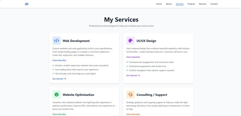 Pu&ograve; includere: Screenshot di un sito web intitolato "My Services" con quattro categorie di servizi: Sviluppo Web, UI/UX Design, Ottimizzazione del sito Web e Consulenza/Supporto. Ogni servizio ha una breve descrizione e i vantaggi per il cliente. Il sito web ha un design pulito e moderno in blu e bianco.
