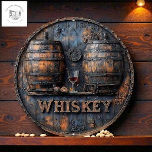 Può includere: Un cartello rotondo in legno rustico con la parola "WHISKEY" in grandi lettere in rilievo. Il cartello presenta due botti di whisky dettagliate, un bicchiere di liquido rosso ed elementi decorativi. Il cartello è montato su uno sfondo di legno.