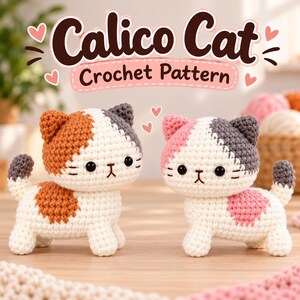 Peut inclure: Deux petites figurines de chat calico au crochet avec des yeux noirs et des bouches cousues. Un chat a des taches orange, blanches et grises, l'autre a des taches roses, blanches et grises. Le texte indique Calico Cat Crochet Pattern.