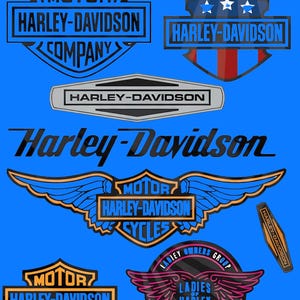 Peut inclure: Une collection de logos et emblèmes Harley-Davidson sur fond bleu. Les motifs incluent le classique bar and shield, des ailes, un écusson avec des étoiles et des rayures, un badge horizontal et un emblème circulaire Ladies of Harley ailé.