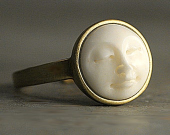 Bague visage lune. Pleine lune moulée à la main dans une monture en laiton doré. Plaqué or. Résine blanche respectueuse de l'environnement. Végétalien. Bague ajustable pour elle.