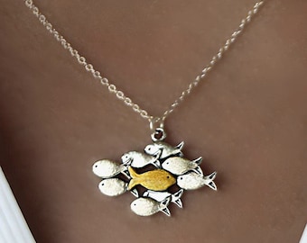 Collier en argent CONTRE LE COURANT. À contre-courant avec un poisson rouge nageant en amont. Des bijoux faits main significatifs pour elle.