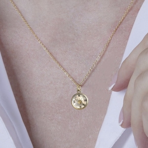 Delicado collar de brújula de trabajo en oro. Oro vermeil de 18k. Joyas únicas hechas a mano para ella. Apilamiento de capas. imagen 2