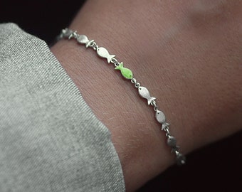 Bracelet en argent nage à contre-courant. Banc de poissons dont un émaillé vert nageant en amont. Bijoux uniques pour elle.