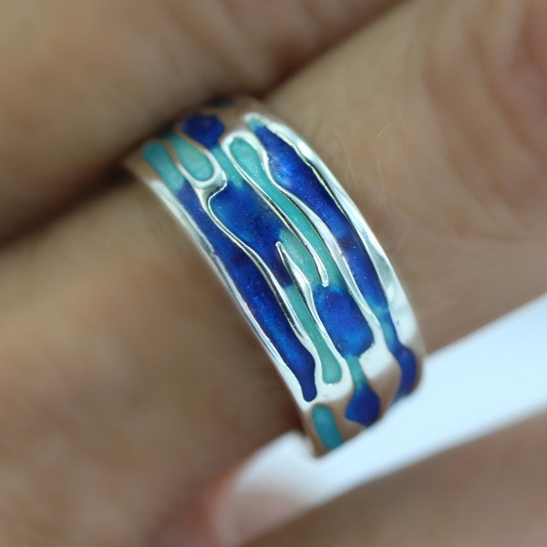 Oceaanring. Sterling zilveren ring met ingebedde blauwe turquoise golven. Geëmailleerd. Unieke handgemaakte cadeaus voor de feestdagen.