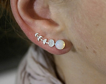 Escaladores de orejas de fase lunar. Pendientes con ópalo de cristal. Trepador de oreja de plata con luna menguante y creciente.