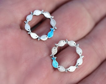 Nager à contre-courant. Clous d'oreilles ronds en argent sterling massif. Banc de poissons dont un bleu turquoise nageant en amont.