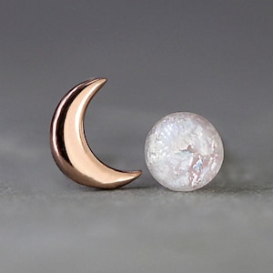 Petites puces d'oreilles en or rose avec lune et opale de verre. Boucles d'oreilles délicates dépareillées pour elle. Plaqué or rose. image 1