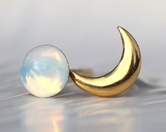 Petites puces d'oreilles en or lune et opale de verre. Boucles d'oreilles délicates dépareillées pour elle. Plaqué or.