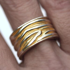 Pierścionek Golden Coast – obrączka ze srebra próby 925 i złota 18k inspirowana wzorami nadmorskiego piasku