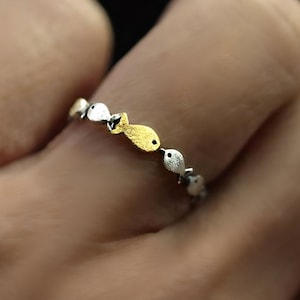 Gegen den Strom. Zarter schmaler Sterling Silber Ring. Fischschwarm mit einem goldenen, der stromaufwärts schwimmt. Geschenk für sie Bild 3