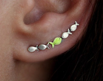 Plante grimpante à contre-courant. À contre-courant avec un poisson vert nageant en amont. Boucles d'oreilles poisson en argent sterling. Cadeaux pour elle.