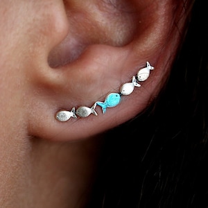 Plante grimpante à contre-courant. À contre-courant avec un poisson bleu turquoise nageant en amont. Boucles d'oreilles poisson en argent sterling. image 1