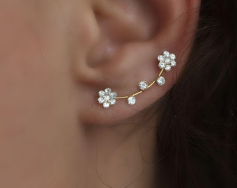 Plantes grimpantes à oreilles florales. SEULEMENT 1 TROU D'OREILLE nécessaire. Or sur argent sterling et fleurs en cz. Boucles d'oreilles légères et imperméables.