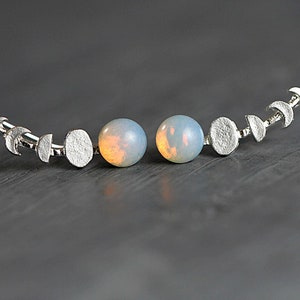Oreillettes en phase de lune. Tire-oreilles avec verre opale. Oreillette argentée, lune décroissante et croissante. image 2