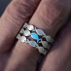 Contra la corriente. Plata de Ley 925. Peces azules nadando contra corriente. Anillo para hombre y mujer. Anillo de pescado ajustable. imagen 1