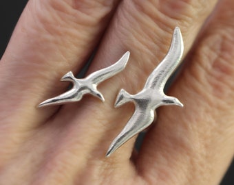 Anillo de plata de ley con gaviotas altísimas. Volando en tu mano. Ajustable. Anillo de plata único para ella.