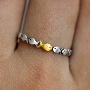 Gegen den Strom. Zarter schmaler Sterling Silber Ring. Fischschwarm mit einem goldenen, der stromaufwärts schwimmt. Geschenk für sie Bild 1