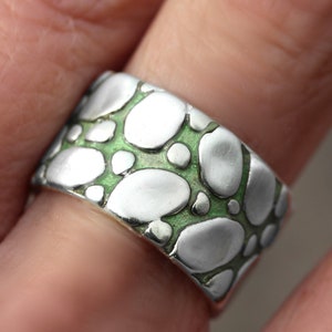 Nieuw: TUINPAD. Sterling zilveren en groene emaille ring. Unieke handgemaakte, op de natuur geïnspireerde sieraden voor haar en hem afbeelding 1