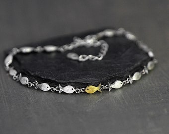 Bracelet en argent nage à contre-courant. Banc de poissons dont un émaillé doré nageant en amont. Bijoux uniques pour elle.