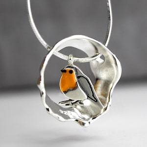 Rotkehlchen Kette. 925 Sterling Silber und Emaille. Unikatschmuck. Von der Natur inspirierte Halskette für Sie. Bild 1