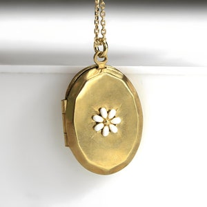 Daisy photo locket necklace. Silver daisy on vintage pendant. Gold plated sterling necklace. Dainty gift for her.