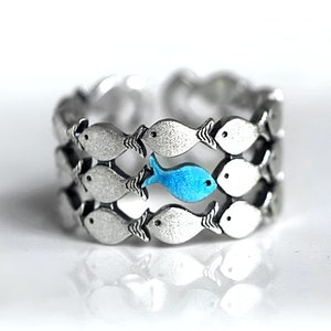 Contra la corriente. Plata de Ley 925. Peces azules nadando contra corriente. Anillo para hombre y mujer. Anillo de pescado ajustable. imagen 3