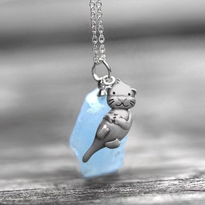 Sea otter raw aquamarine pendant necklace. 925 sterling silver and rough gemstone. Nature inspired ocean jewelry for her.