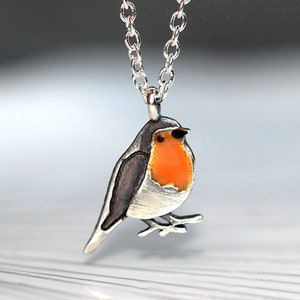 Sierlijke Robin Bird ketting. Sterling zilver en oranje emaille. Op de natuur geïnspireerd cadeau voor haar. afbeelding 1