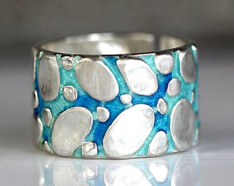 NOUVEAUTÉ : bague en argent RIVER BED. Émail bleu turquoise et galets en argent sterling. Réglable. Imperméable à l'eau.