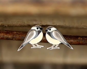 Pendientes de pájaro Dainty Chickadee. Plata de Ley y esmalte beige y blanco. Carbonero de cabeza negra. Regalo para amantes de la naturaleza.