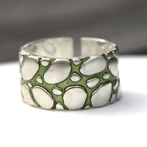 Nieuw: TUINPAD. Sterling zilveren en groene emaille ring. Unieke handgemaakte, op de natuur geïnspireerde sieraden voor haar en hem afbeelding 2
