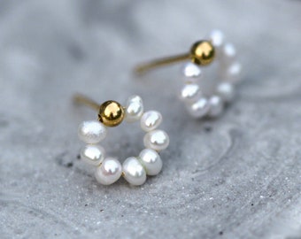 Delicados aretes circulares de perlas de agua dulce. Plata de ley bañada en oro vermeil de 18k. Pendientes de perlas pequeñas. Joyas de verano. Pendientes de novia.