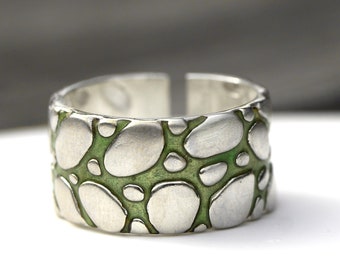 Nieuw: TUINPAD. Sterling zilveren en groene emaille ring. Unieke handgemaakte, op de natuur geïnspireerde sieraden voor haar en hem